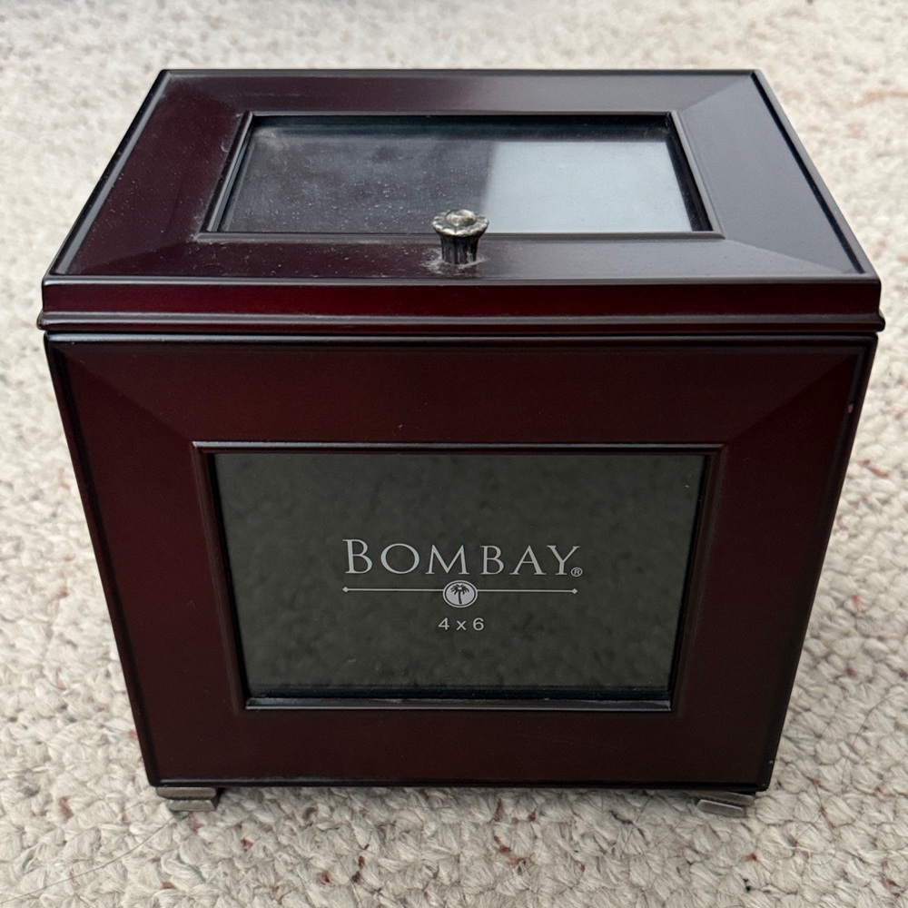 Vintage 2001 Bombay Company Mahogany Wood Photo Storage Box - Holds 101 Photos